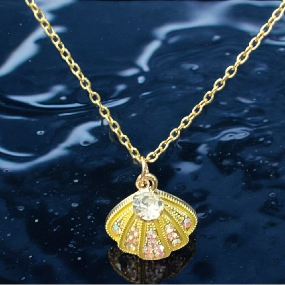 Betsey Johnson Gold Shell Pendant Necklace. NWT